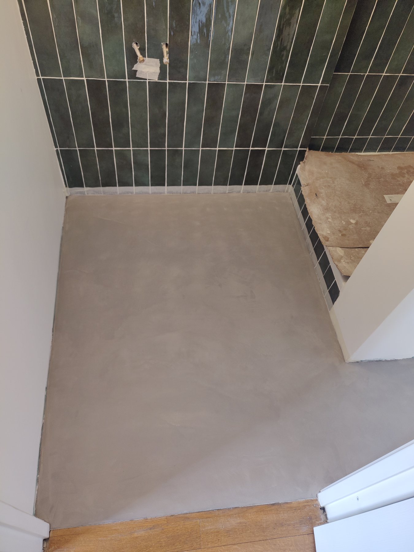 Chantier sol résine minérale en cours
