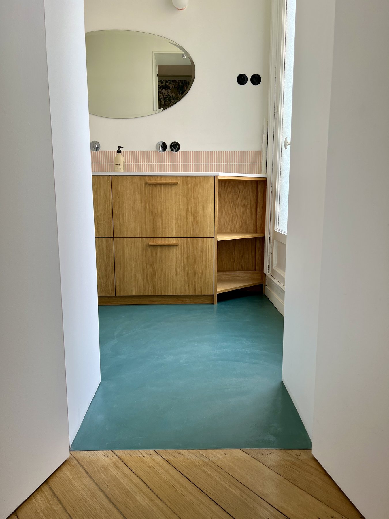 Salle de bains résine minérale et bois JOHNRENOV